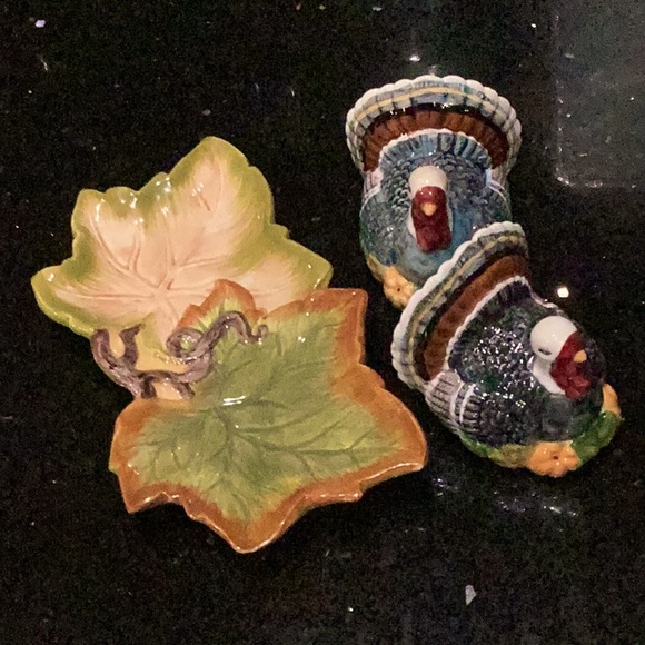 BELLA CASA by GANZ CERAMIC PAIR OF TURKEY ON A CERAMIC AUTUMN PLATTER. - Picture 5 of 14